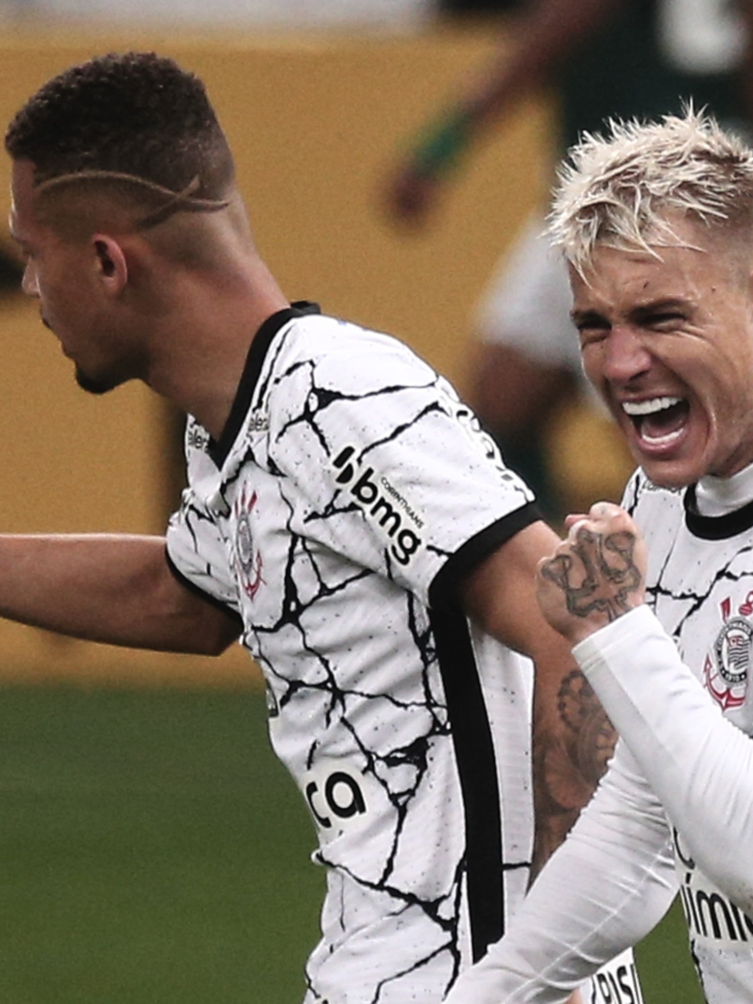Palmeiras e Corinthians vencem e colocam pé na semi do Brasileiro