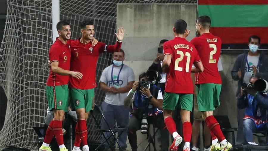 Cristiano Ronaldo é abraçado após marcar o primeiro gol de Portugal no amistoso contra o Qatar - REUTERS/Pedro Nunes