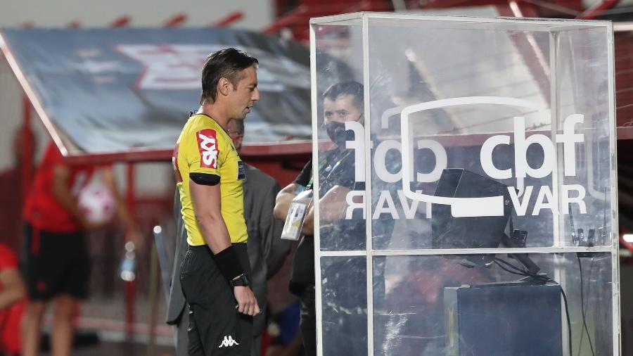 Raphael Claus foi questionado pelo Atlético-MG ao não assinalar pênalti no início do jogo contra o Atlético-GO - Pedro Souza/Atlético-MG