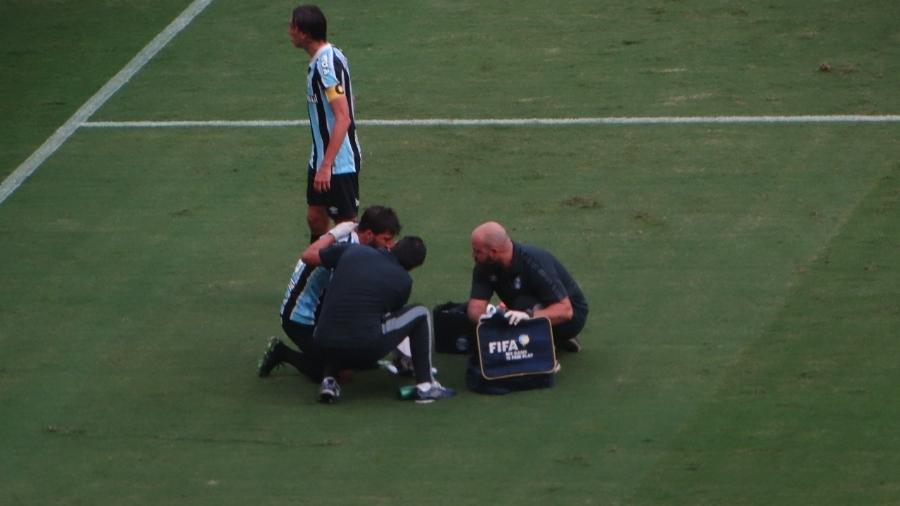 Lucas Silva é atendido por médicos do Grêmio após ser atingido por objeto arremessado da torcida do Inter no Gre-Nal - Marinho Saldanha/UOL