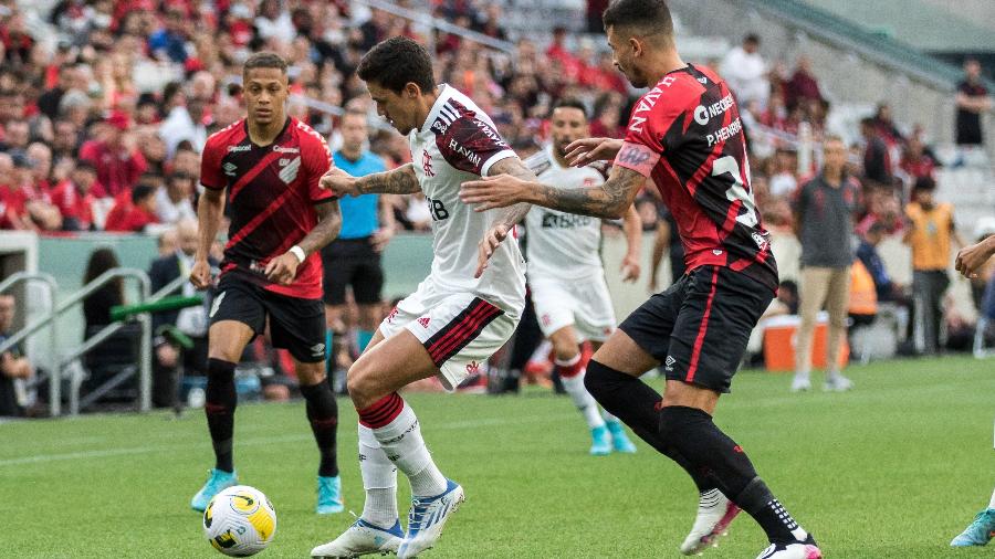 Pedro Henrique jogador do Athletico-PR disputa lance com Pedro jogador do Flamengo  - Robson Mafra/AGIF