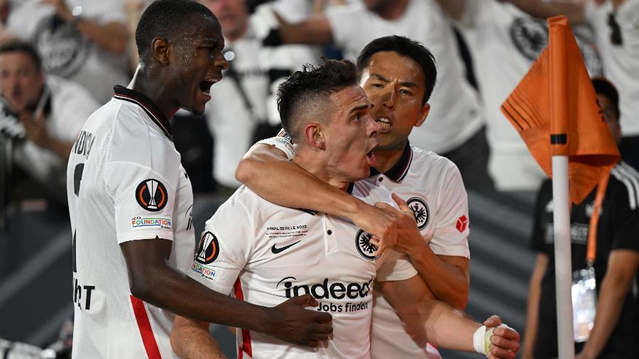 Rafael Borré comemora gol do Eintracht Frankfurt sobre o Rangers pela final da Liga Europa - Arne Dedert/picture alliance via Getty Images