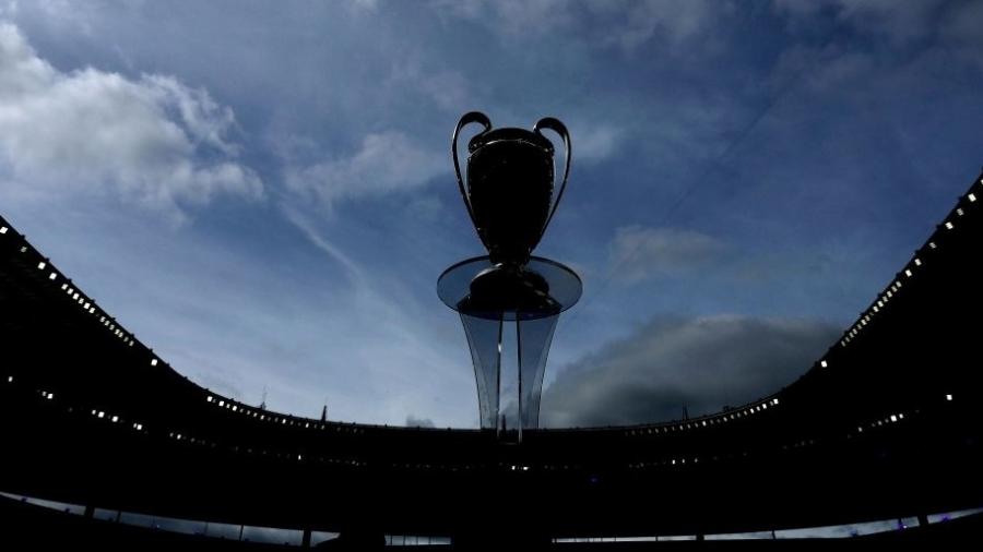 Troféu da Liga dos Campeões exposta no Stade de France, onde Liverpool e Real Madrid disputam a final de 2021-22 - Alexander Hassenstein/UEFA via Getty Images