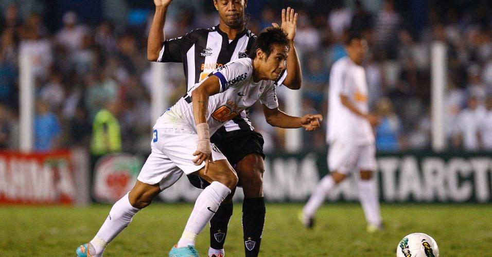 Neymar passa por Ronaldinho durante o duelo entre Santos x Atlético-MG, pelo Brasileiro de 2012