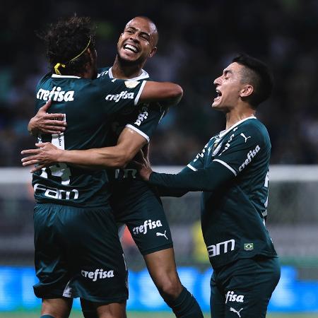 Jogadores do Palmeiras comemoram gol marcado sobre o Coritiba em jogo do Campeonato Brasileiro - Ettore Chiereguini/AGIF