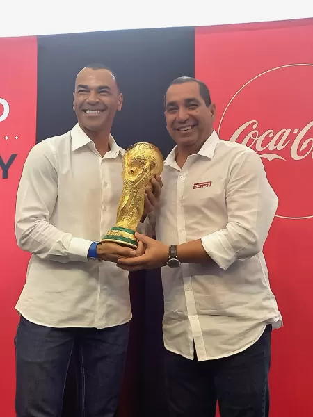 Em evento com Cafu, patrocinadora exibe taça da Copa da Mundo de