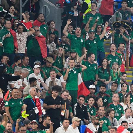 Torcedores do México durante jogo contra a Polônia na Copa do Mundo do Qatar - Alfredo ESTRELLA / AFP