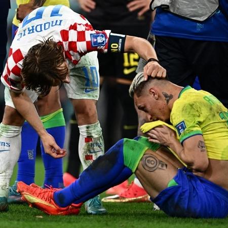 Modric consola Antony após eliminação do Brasil na Copa - GABRIEL BOUYS / AFP