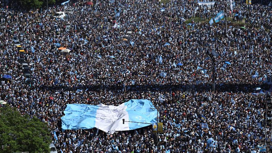 Torcedores superaram o calor e lotaram as ruas de Buenos Aires após título da Argentina - Luis ROBAYO / AFP