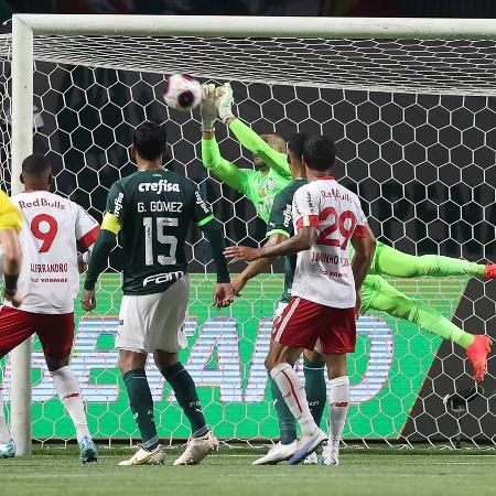 Weverton faz defesa durante a partida entre Palmeiras e Red Bull Bragantino - CESAR GRECO/PALMEIRAS