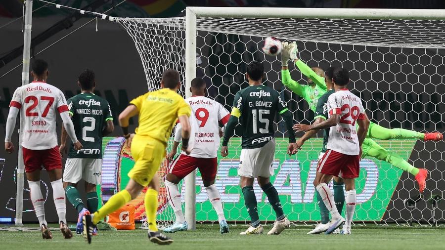 Weverton faz defesa durante a partida entre Palmeiras e Red Bull Bragantino: oito finalizações no alvo - CESAR GRECO/PALMEIRAS