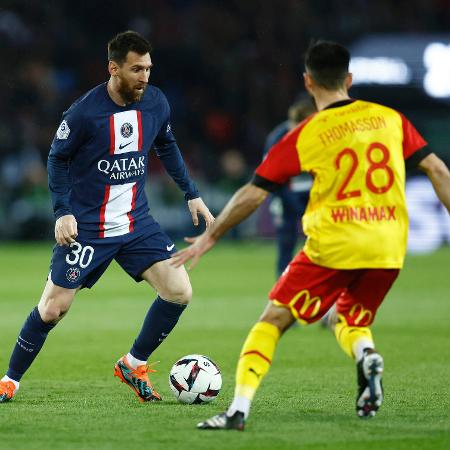 Messi em ação pelo PSG na partida contra o Lens, válida pelo Campeonato Francês - Gonzalo Fuentes/Reuters