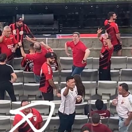 Torcedor do Athletico foi flagrado imitando um macaco em direção a torcedores do Flamengo - Reprodução/Twitter @gsilvajpan
