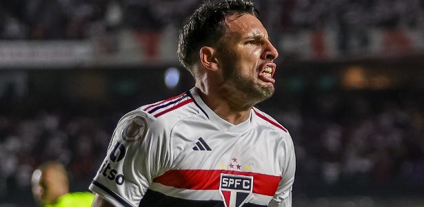 David of Sao Paulo heads the ball against Gabriel Xavier of Bahia News  Photo - Getty Images