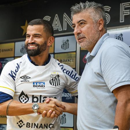 Rincon é apresentado no Santos pelo coordenador Gallo