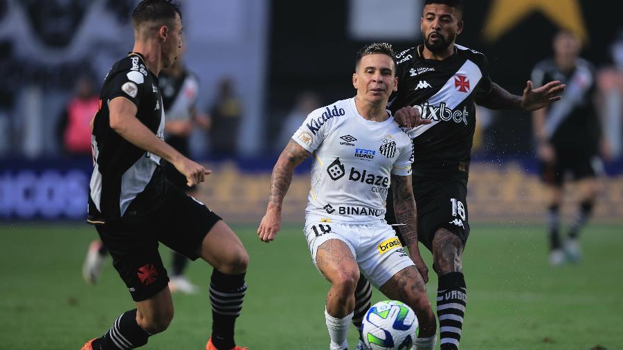 Soteldo em ação durante Santos x Vasco, duelo do Campeonato Brasileiro