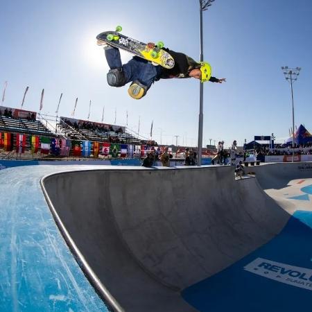 Raicca Ventura, skatista brasileira, tenta manobra durante prova do Mundial de Roma de Skate Park