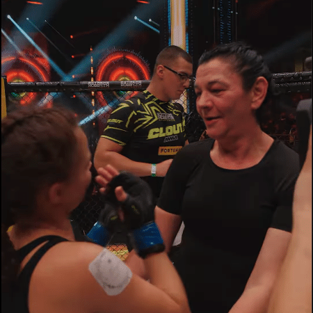Gosia Magical cumprimenta a ex-namorada do seu filho após vitória no MMA