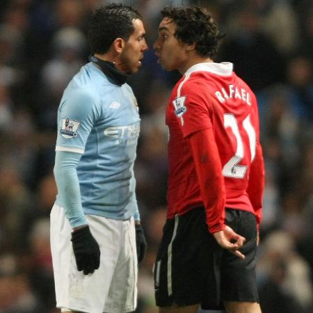 Rafael e Tévez discutem durante jogo entre Manchester United e Manchester City
