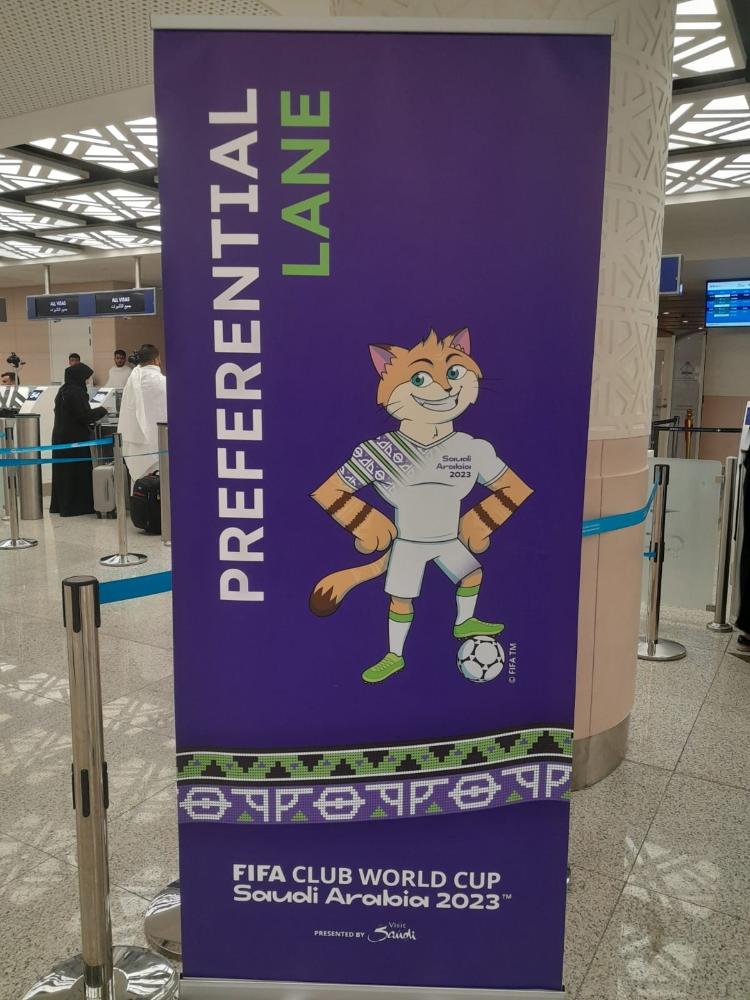 Haddaf, mascote do Mundial de Clubes, em banner no aeroporto