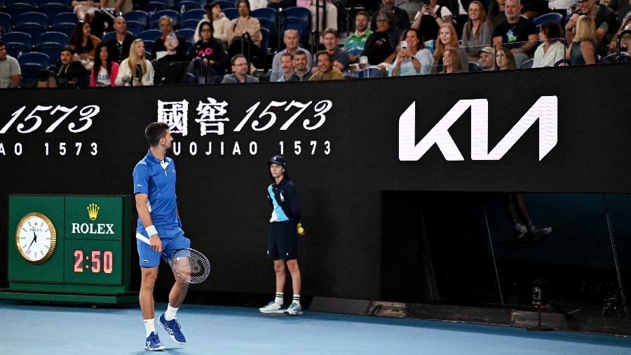 Novak Djokovic discute com torcedor na segunda rodada do Australian Open de 2024