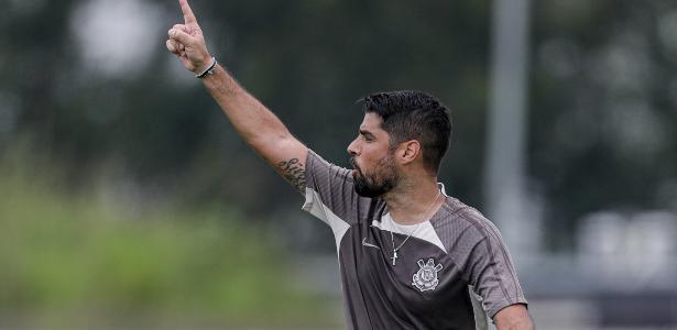 António Oliveira adquire jovens talentos para o Corinthians em nova temporada.