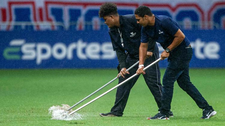 Funcionários usam rodo em gramado da Fonte Nova durante Bahia x Fluminense