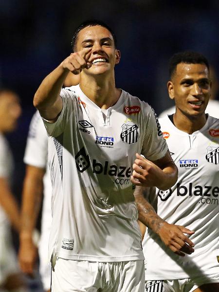 JP Chermont, do Santos, comemora após marcar contra o Avaí, pela Série B