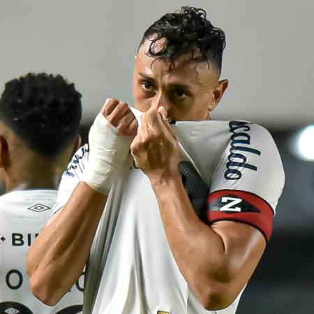 Pituca comemora gol em Santos x Guarani, duelo da Série B