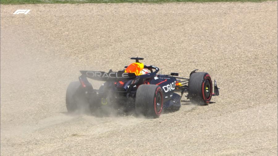 Max Verstappen, da Red Bull, foi parar na brita duas vezes em treino livre em Imola
