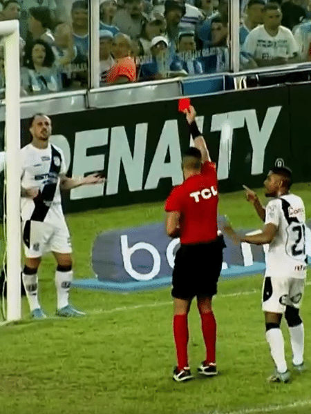 Árbitro Yuri Elino Ferreira da Cruz aplica cartão vermelho a jogador da Ponte Preta em jogo da Série B