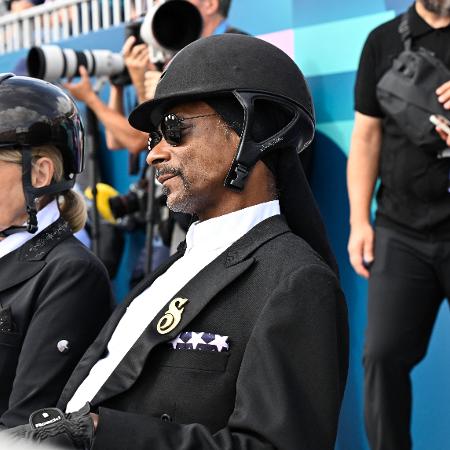 Snoop Dogg vestido de cavaleiro na final do hipismo, em Paris