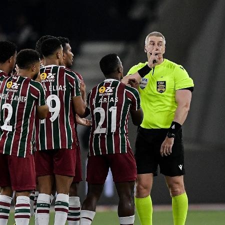 Jogadores do Fluminense reclamam com o árbitro Anderson Daronco no jogo contra o Vasco, pelo Brasileirão