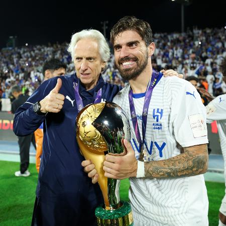 O técnico Jorge Jesus e o meio-campista Rúben Neves comemoram título do Al-Hilal na Supercopa Saudita