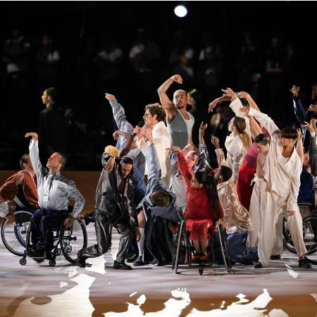 Bailarinos durante cerimônia de abertura dos Jogos Paralímpicos de Paris