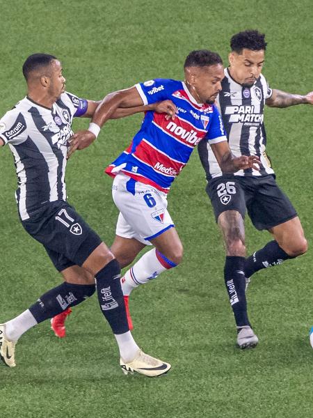 Bruno Pacheco, do Fortaleza, é cercado por jogadores do Botafogo durante partida do Campeonato Brasileiro