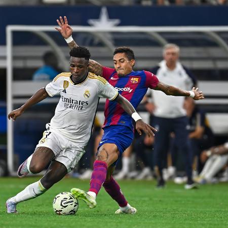 Vinicius Junior e Raphinha, durante jogo entre Real Madrid e Barcelona