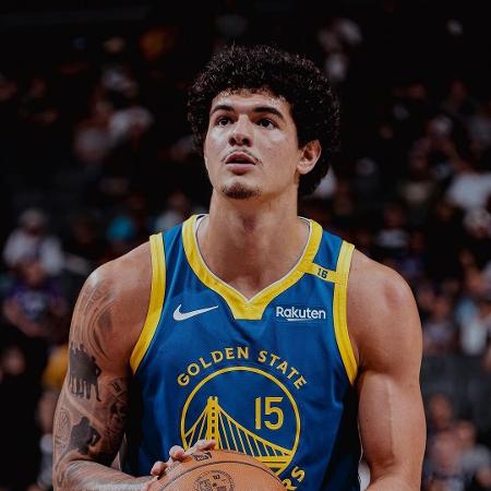 Gui Santos executa arremesso durante partida do Golden State Warriors na NBA