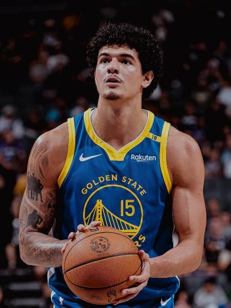 Gui Santos executa arremesso durante partida do Golden State Warriors na NBA