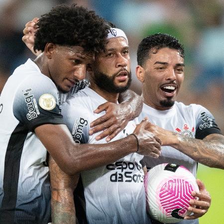 Talles Magno, Memphis e Matheus Bidu comemoram gol marcado sobre o Cuiabá, no Brasileirão