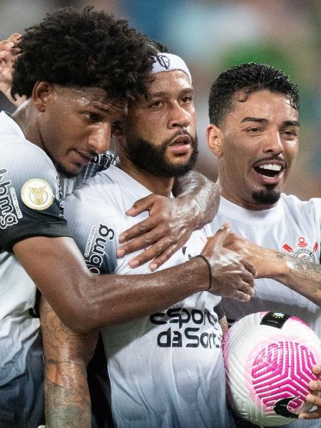 Memphis Depay comemora gol em Cuiabá x Corinthians, jogo do Campeonato Brasileiro