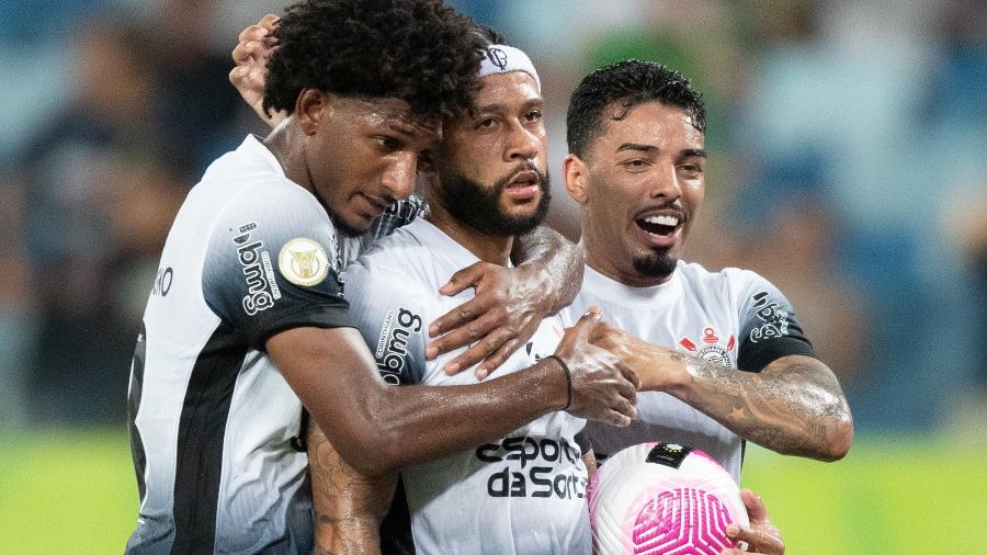 Memphis Depay comemora gol em Cuiabá x Corinthians, jogo do Campeonato Brasileiro