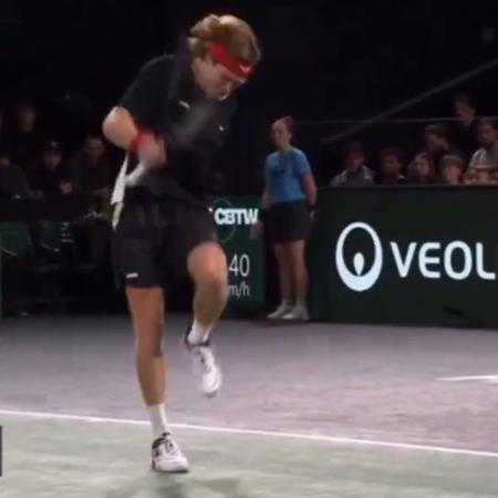 Rublev se revolta após ponto perdido e dá raquetadas na própria perna