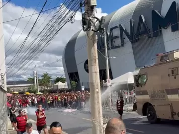 Entrada da torcida do Flamengo tem confusão e gás de pimenta antes da final