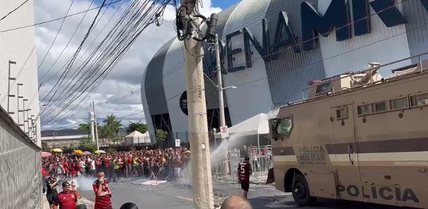 Confusão e Gás de Pimenta Marcam Entrada da Torcida do Flamengo em Final