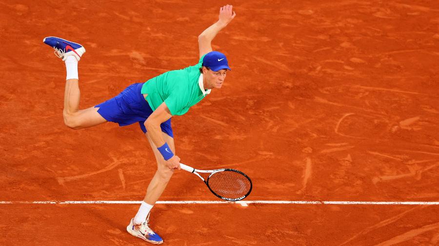 Jannik Sinner na primeira rodada de Roland Garros em 2025 Jannik Sinner na primeira rodada de Roland Garros em 2025
