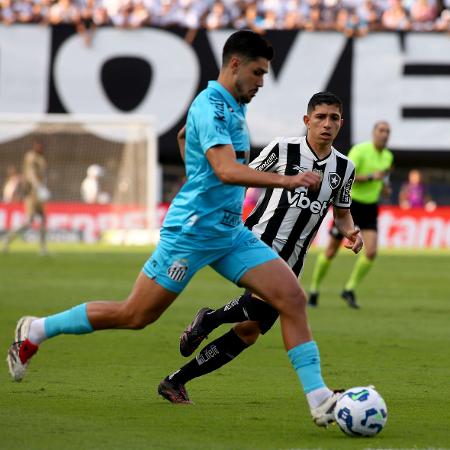 João Basso, do Santos, em ação contra o Botafogo, pelo Brasileirão - Mauricio de Souza/Agif