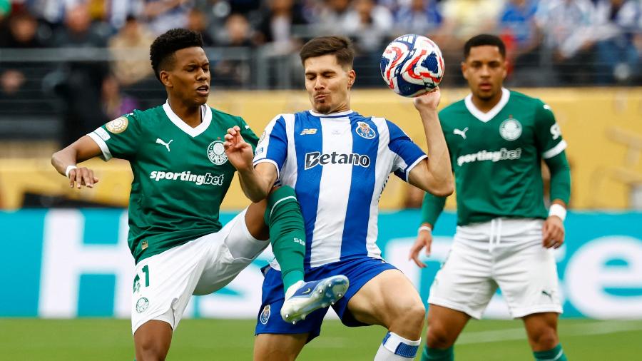Estêvão em ação durante Palmeiras x Porto, jogo de estreia das equipes no Mundial de Clubes, nos EUA