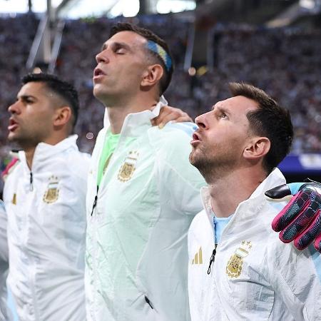 Messi com os companheiros da seleção cantando o hino da Argentina na Copa do Mundo de 2026