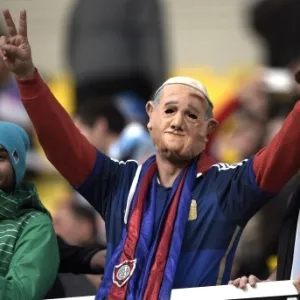 Torcedor se fantasia de papa para acompanhar semifinal entre Argentina e Paraguai - AFP PHOTO / JUAN MABROMATA